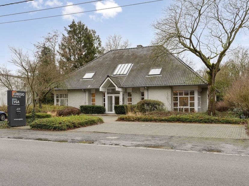 Op een uitstekende en goed zichtbare locatie langs de Genkersteenweg 429 bevindt zich dit professioneel ingerichte kantoorpand. Dankzij de ideale verb