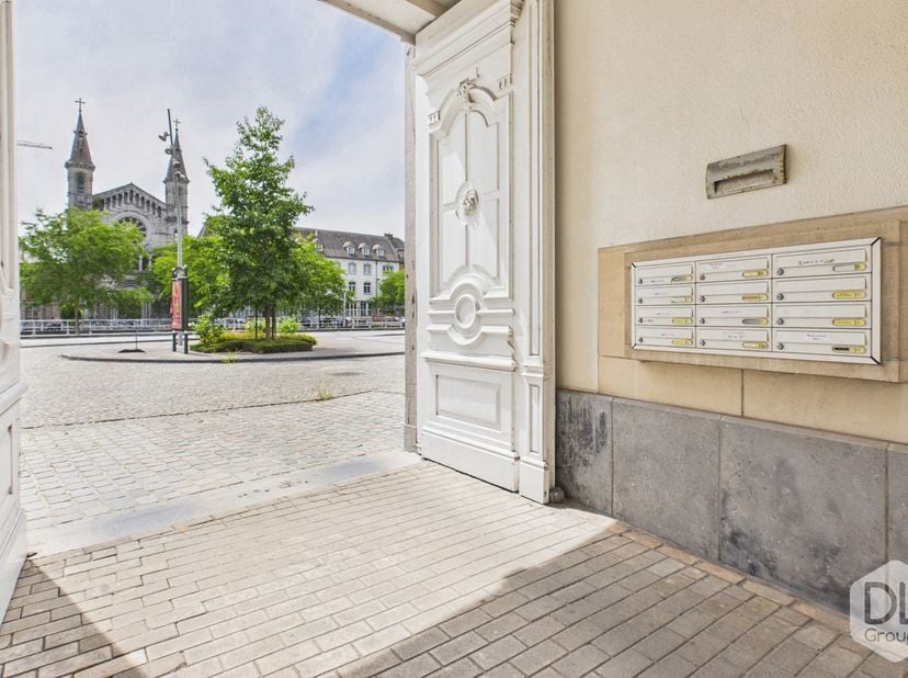 Dit appartement van 104 m², gelegen op het gelijkvloers, bestaat uit een inkomhal die toegang geeft tot een mooie leefruimte van ca. 33 m², gevolgd do