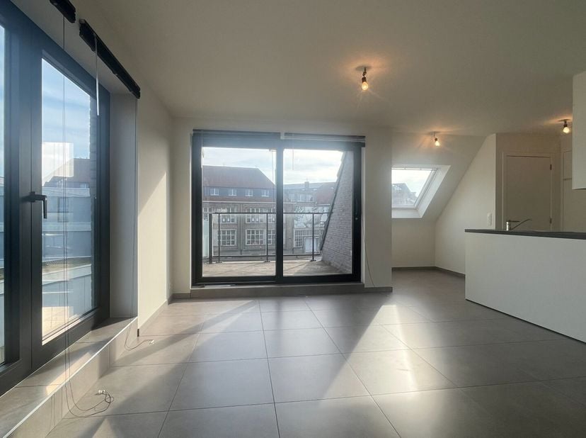 Algemeen<br />
In de Felix DHoopstraat in Tielt bevindt zich dit recent gebouwde en stijlvolle duplexappartement, gelegen op de tweede verdieping van