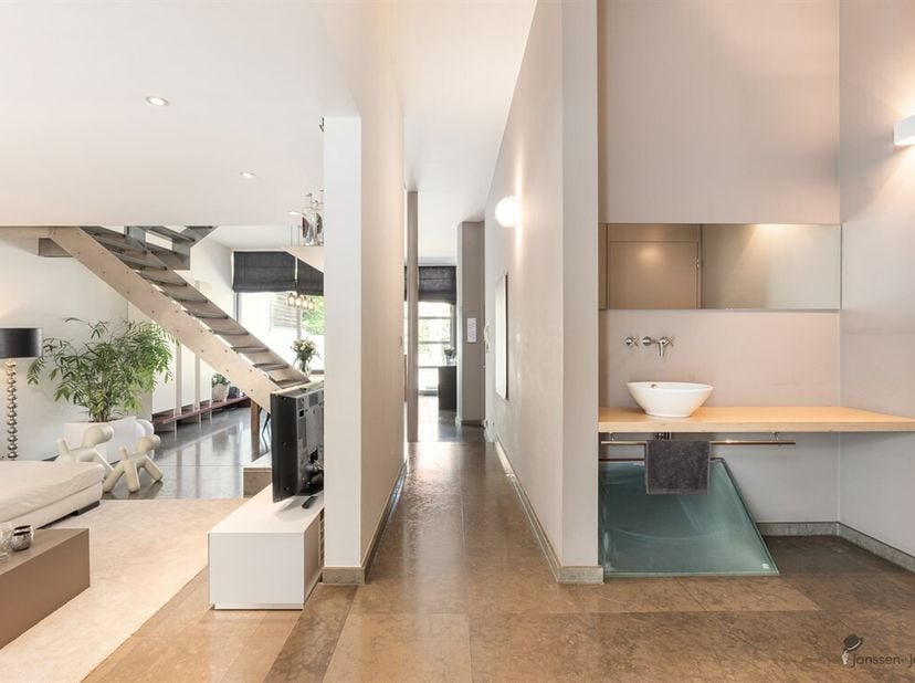 Architectenwoning met zwembad, 285 m² bewoonbare oppervlakte en 3 garages op rustige toplocatie in het centrum van Diest<br />
Op een rustige en gegee