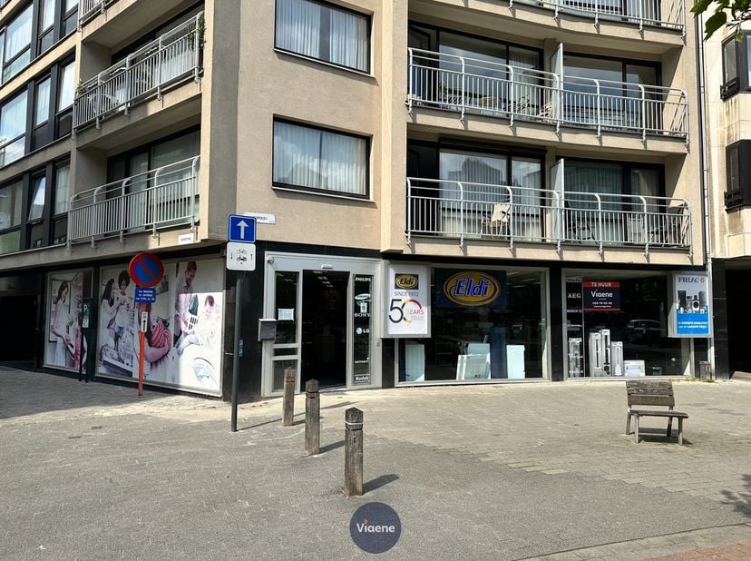 Handelsgelijkvloers in een opvallend hoekpand - commerciële ligging op het drukke Leopold I-plein met een continue passage - gelegen nabij het stadsce