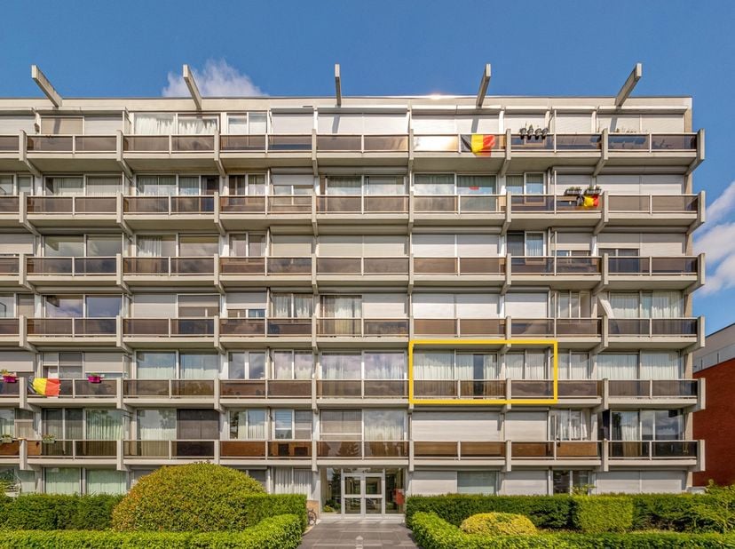 Dit ruime appartement bevindt zich op de tweede verdieping van een verzorgd appartementsgebouw met lift. Dankzij de aangename indeling en twee volwaar