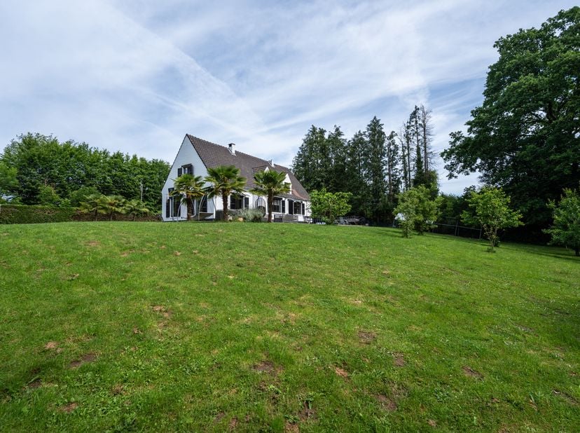 LASNE, dicht bij het centrum. Charmante VILLA (4SLK/3BADK) met een bewoonbare oppervlakte van ca. 202 m², gerenoveerd in 2016, met prachtige volumes (