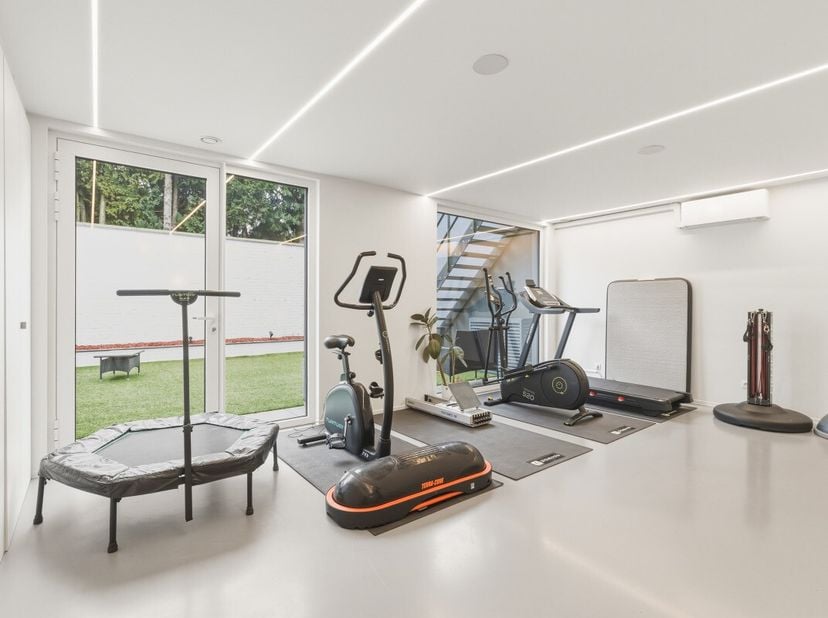 Cet espace commercial de 110 m², prêt à l'emploi, bénéficie d'un emplacement exceptionnel et très visible à Desselgem. Le bâtiment a été entièrement r