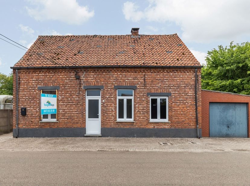 Ben je op zoek naar een gunstig gelegen woning met tal van mogelijkheden? Dan is deze charmante open bebouwing precies wat je zoekt! Gelegen in een ui