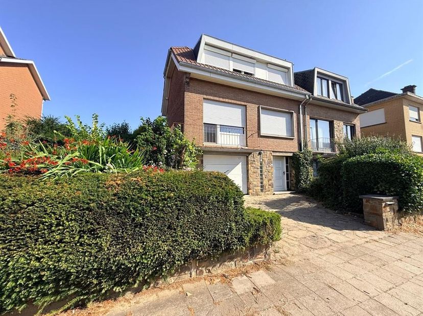 EXCELLENTE SITUATION ! QUARTIER IDÉAL POUR LES ENFANTS ! TOITURE RÉCEMMENT RÉNOVÉE ! PEB : C !<br />
Idéalement située, cette maison 3 façades à moder