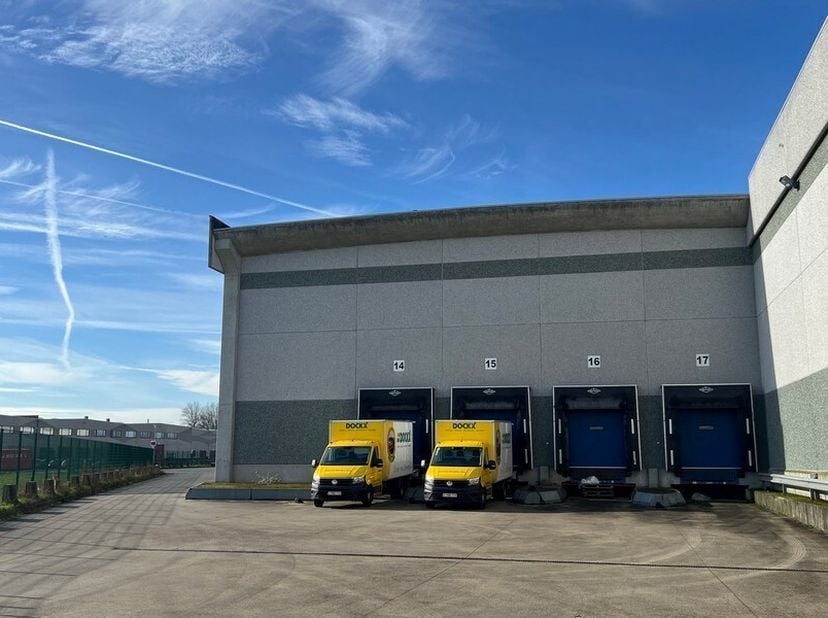 10445m² magazijn met 8 laadkades (opsplitsbaar vanaf 4333m² magazijn)<br />
Ligging: op bedrijventerrein Zone 2: Entrepotstraat vlakbij R42 met vlotte