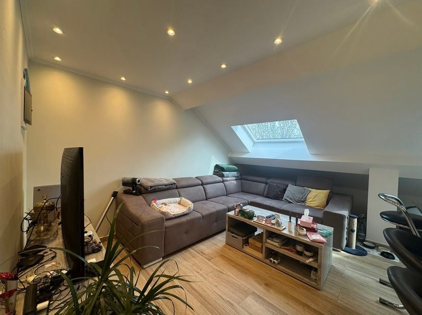 Situé au 4ᵉ étage d’un immeuble idéalement localisé Avenue de la Basilique à Berchem-Sainte-Agathe, cet agréable appartement séduira par sa luminosité