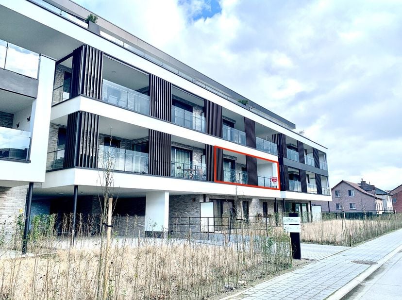 Ben je op zoek naar een comfortabel en instapklaar appartement? Dan is dit mooie 2-slaapkamerappartement, gelegen aan Millenstraat 27.1.7 in Bree, mis