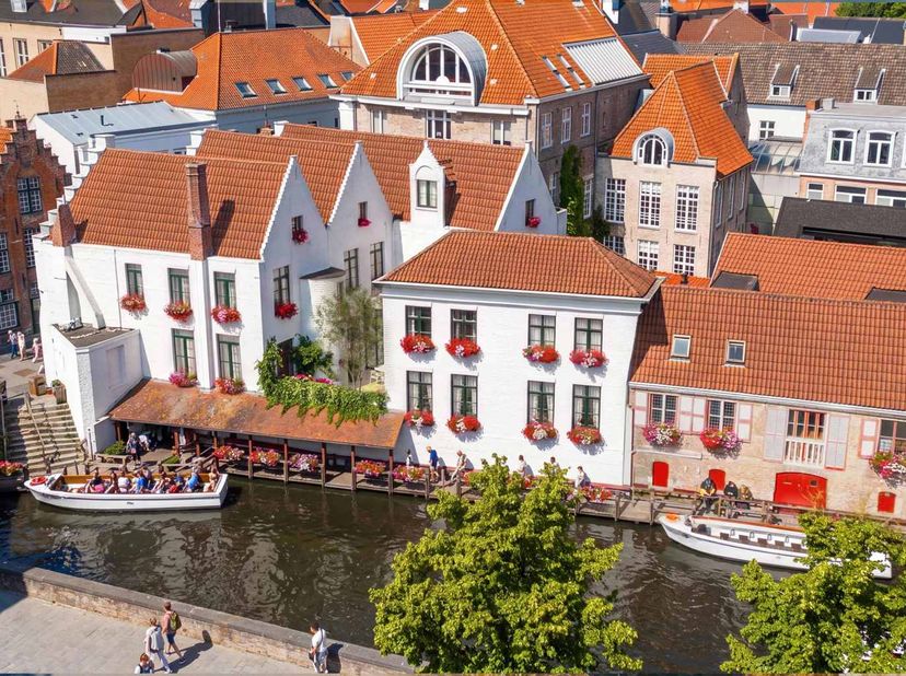 LUXUEUS DAKAPPARTEMENT met authentieke charme en UNIEK UITZICHT.<br />
Dit uitzonderlijk afgewerkte dakappartement met een totale bruto oppervlakte va
