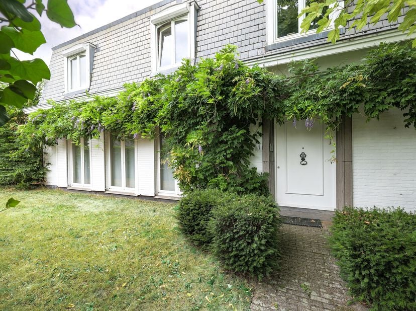 De ruime inkomhal heet je welkom met een vestiaire en apart gastentoilet. En vanaf daar ontvouwt de woning, met zijn 338m2 bewoonbare oppervlakte, zic