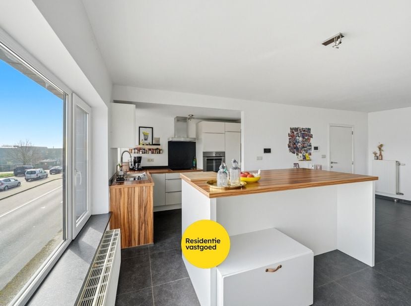 Ontdek deze ruime en lichtrijke woning gelegen langs de vaart in Oudenburg. Met een bewoonbare oppervlakte van ca. 145 m², recente renovaties en een g
