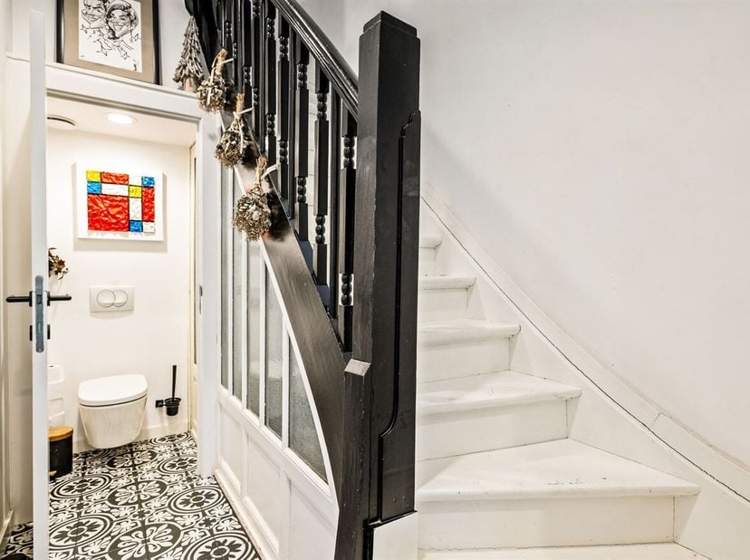 Volledig gerenoveerde woning met 3 slaapkamers; 2 badkamers en leuke tuin.<br />
Ligging: Deze charmante, volledig gerenoveerde woning is gelegen in e