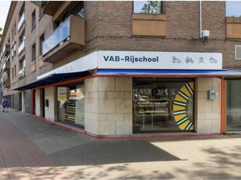 Opbrengsteigendom te koop verhuurd aan VAB Rijschool.<br />
VAB Rijscholen telt 70 vestigingen in België.<br />
Zij huren dit pand sinds 2011 en hebbe