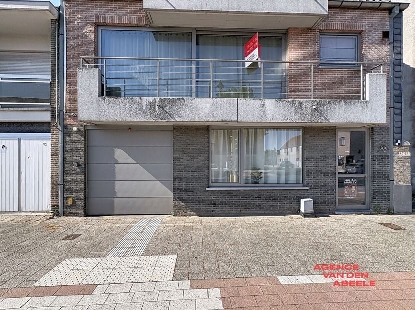 Dit charmante appartement in Sijsele biedt een comfortabele en lichte woonruimte met twee kamers. Dankzij de gunstige ligging geniet u hier van een aa