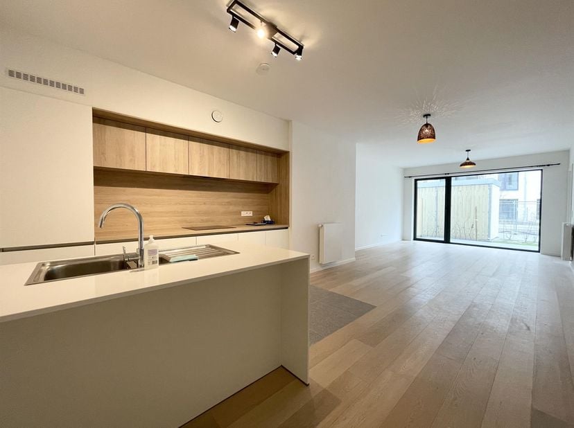 WOLUWE-SAINT-LAMBERT, vlakbij de groene promenade, tussen het Dumonplein en het winkelcentrum. Mooi appartement (1CH/1SDD) van +/-71m² met tuin en par