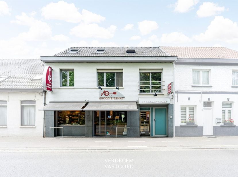 Situation<br />
Au cœur de Wippelgem, charmant village de la commune d'Evergem, se trouve cette chaleureuse boulangerie avec logement.<br />
Grâce à