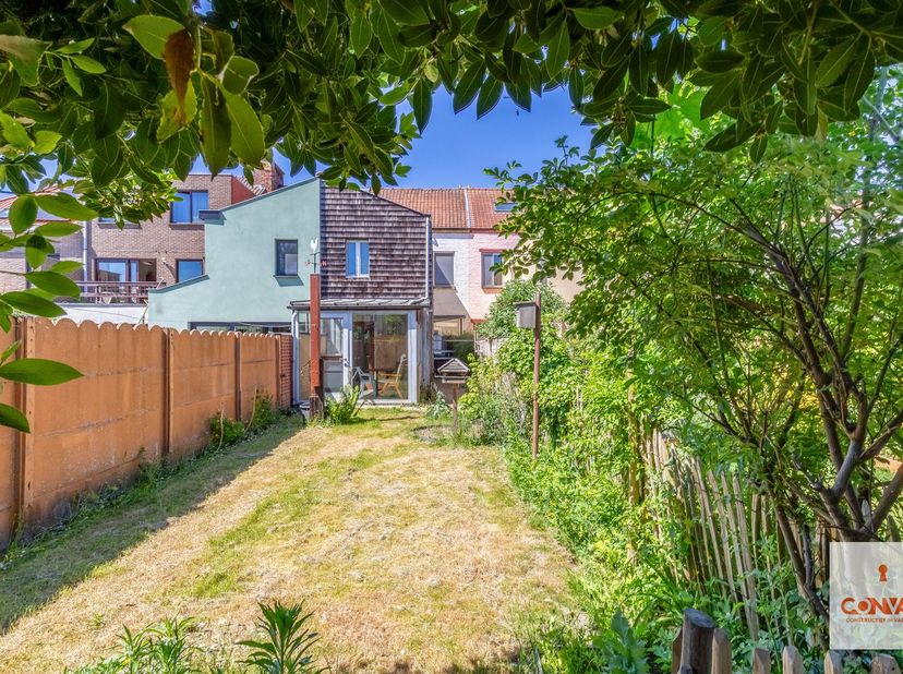 Deze charmante gezinswoning met tuin is gelegen op een perceel van 180m² in Destelbergen, nabij Sint-Amandsberg. Op wandelafstand bevinden zich het Ro