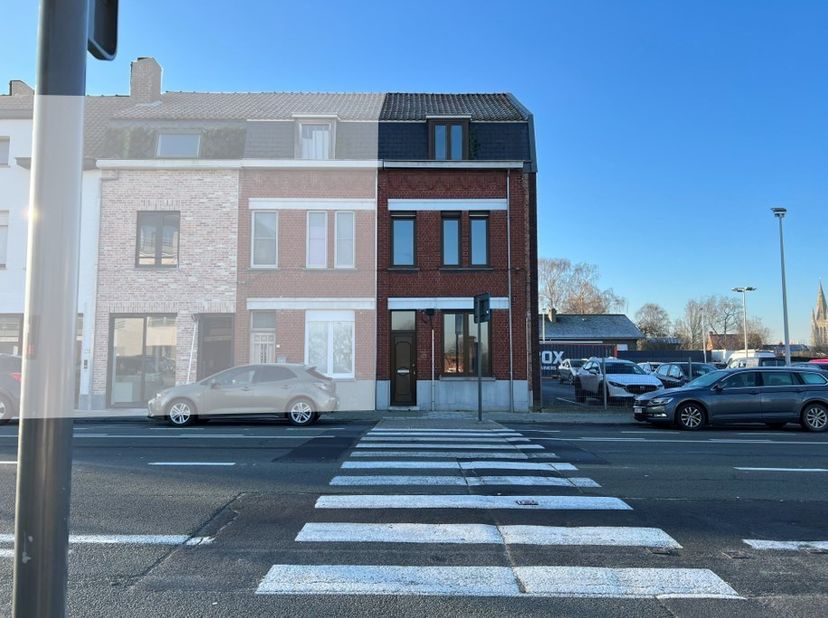 Deze woning kan slechts voor 1 jaar gehuurd worden. <br />
Op een steenworp van het historische stadscentrum van Ieper, bevindt zich deze gezinswoning