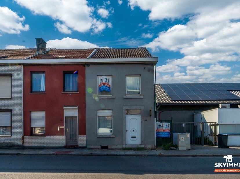 L'agence SKYIMMO est ravie de vous présenter cette charmante maison, offrant une surface habitable de 150m² située à Seraing, se compose comme suit :<
