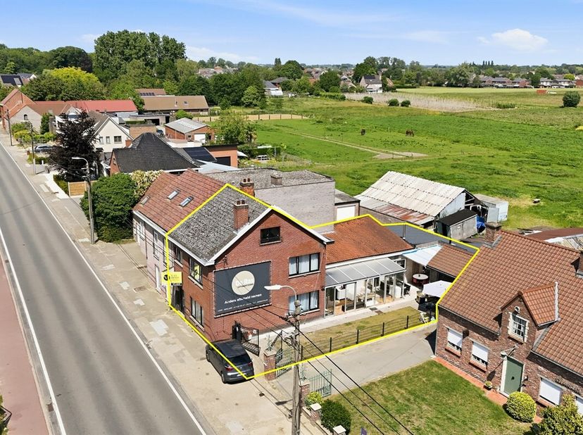 Unieke Halfopen bebouwing, 1 eigendom, 1 adres, plaats voor 3 gezinnen! <br />
Momenteel is de woning ingedeeld in drie aparte wooneenheden, elk met e