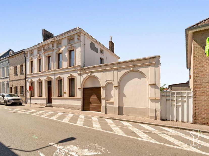 Dit ruime herenhuis, perfect gelegen in de stad Antoing en dicht bij alle voorzieningen, heeft een woonoppervlakte van 300 m² en biedt talrijke mogeli