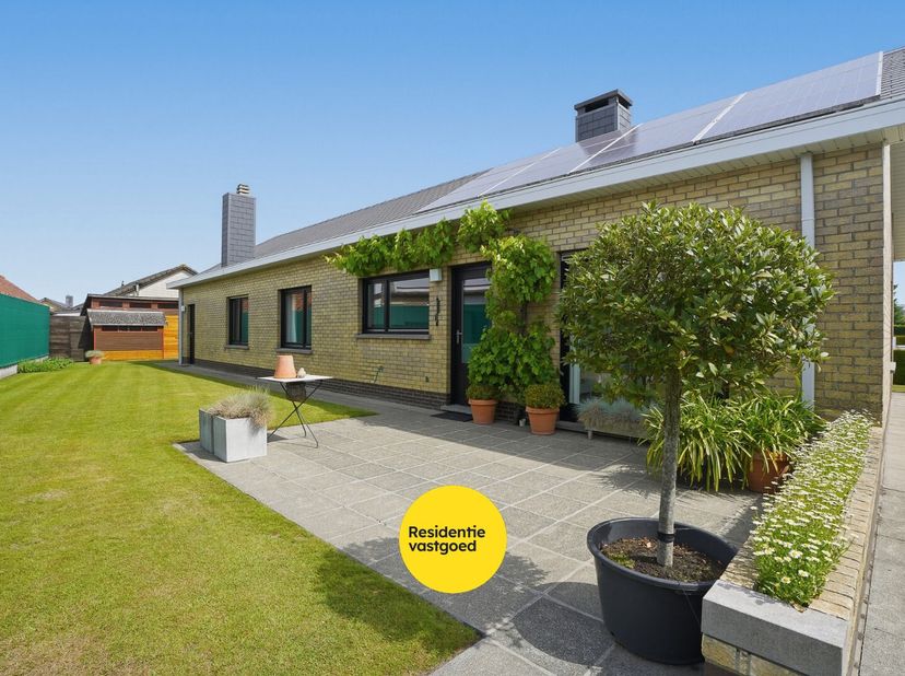 Kijkdag op zaterdag 27/06 - op afspraak!<br />
In een rustige en gezinsvriendelijke woonwijk bevindt zich deze verzorgde bungalow op een perceel van 5
