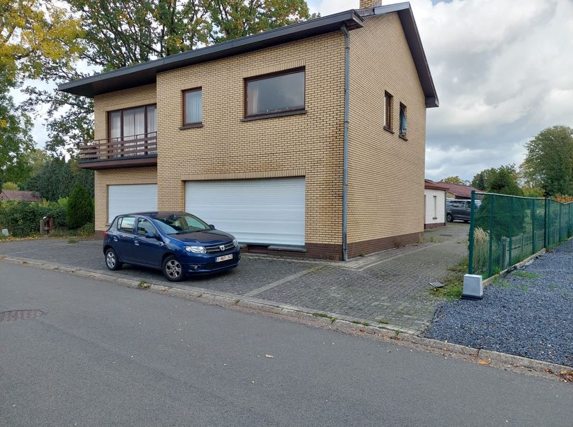 Te koop: ruime gezinswoning met werkplaats en uitbreidingspotentieel — Driehoevenstraat 52, Genk<br />
Vraagprijs: € 330.000<br />
In een rustige, goe