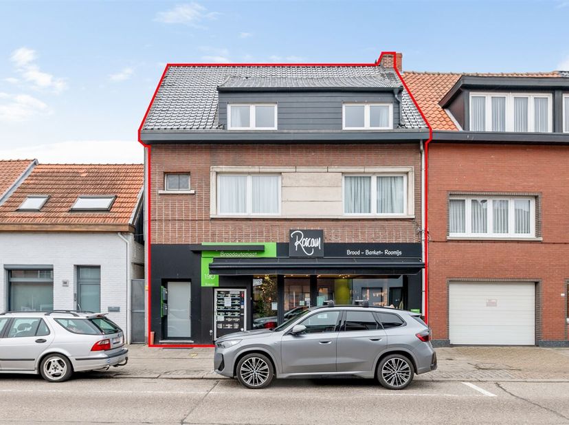 Ligging: Deze opbrengsteigendom is gelegen op de lage kaart, op een centrale locatie, met alle voorzieningen op wandelafstand. <br />
Beschrijving: Vi