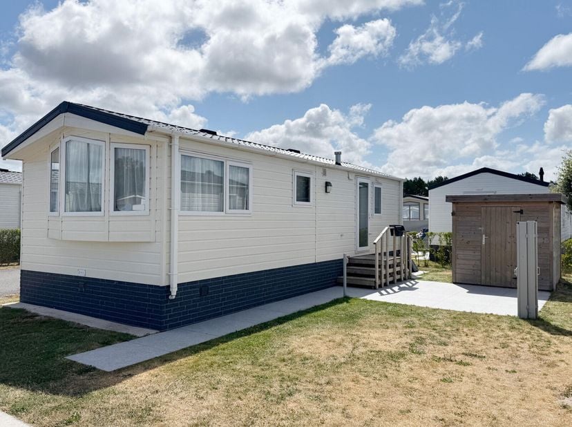 NIEUWE STACARAVAN - Zeer ruim en lichtrijk model in het vernieuwde deel van Polderpark II op 800M van de zee. Ruime living met eethoek en open keukenT