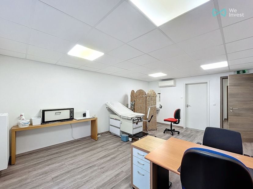 ***A LOUER *** Tubize centre ! Superbe cabinet médical idéalement situé en plein cœur de Tubize dans un centre médical, bien-être et sportif à proximi