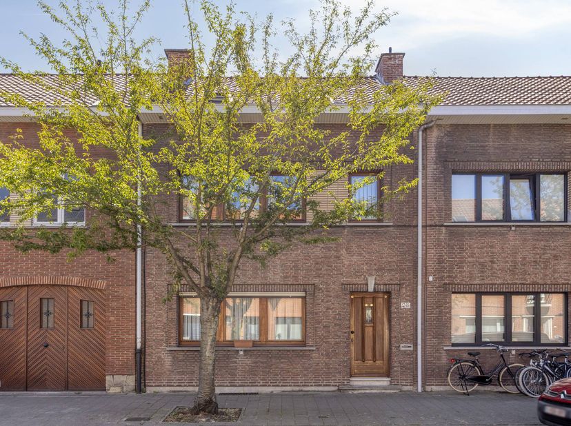 Indeling:<br />
<br />
Gelijkvloerse verdieping:<br />
- inkomhal<br />
- lichtrijke woon- en eetkamer<br />
- volledig uitgeruste, gesloten keuken<br