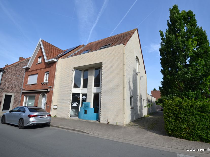 Kantoor- of handelsruimte te koop in Waregem (Desselgem) – met achterliggende loods en parking.<br />
<br />
Deze voormalige winkel, gelegen in het ha