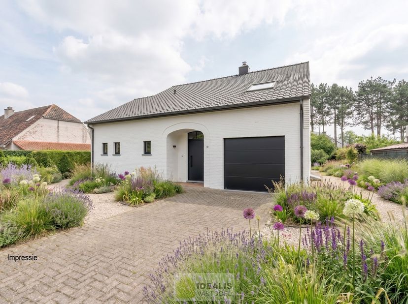 IDEALIS VASTGOED – VERZORGDE GEZINSWONING MET 2 SLAAPKAMERS (MOGELIJKHEID TOT MEER) OP AANGENAAM PERCEEL VAN 11A 28CA. - De woning omvat +- 190m² bewo