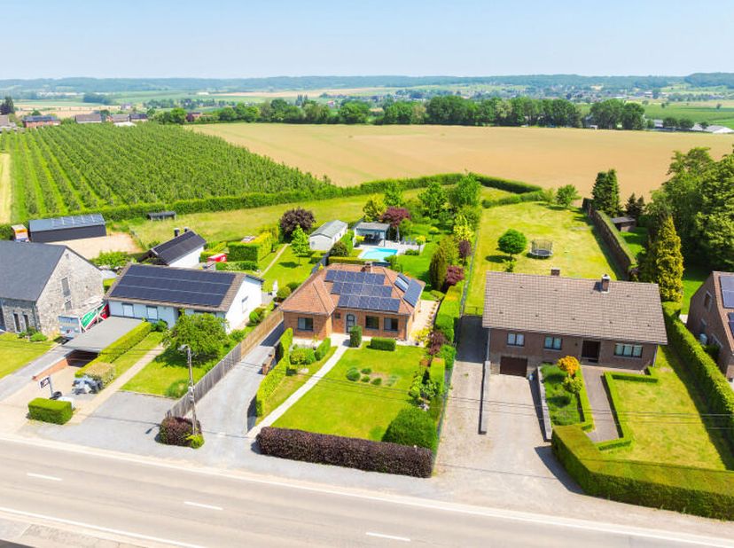 Superbe villa de type bungalow (+/- 149m² daprès PEB), 4 chambres avec magnifique jardin arboré et piscine, idéalement située à proximité de toutes le