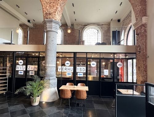                                         Bureaux à louer à Renaix, € 950
