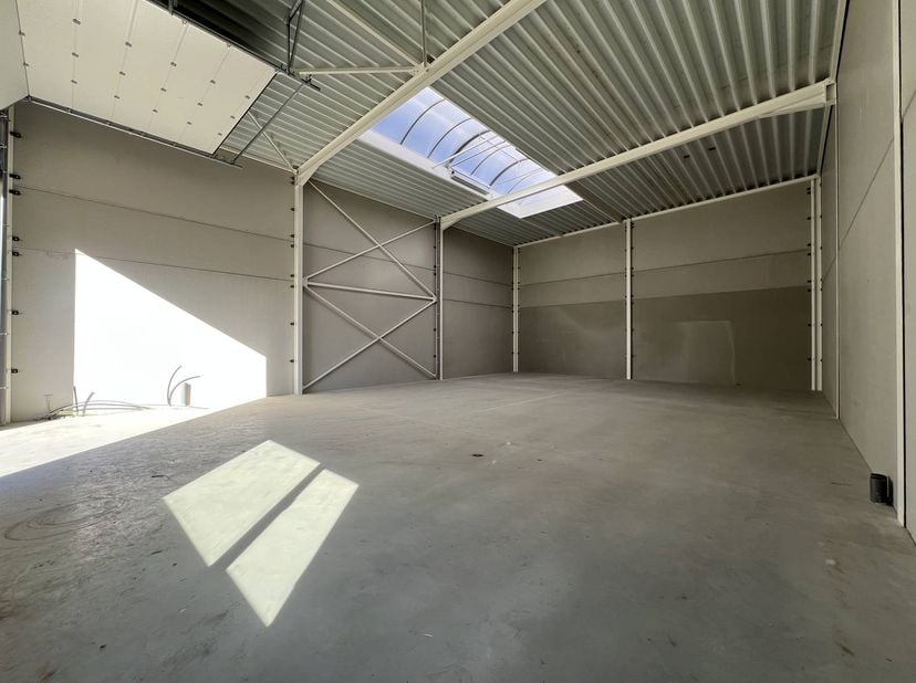 Cette unité PME récemment construite d'environ 216 m² fait partie du parc d'affaires vert de haute qualité de Kortessem, stratégiquement situé le long