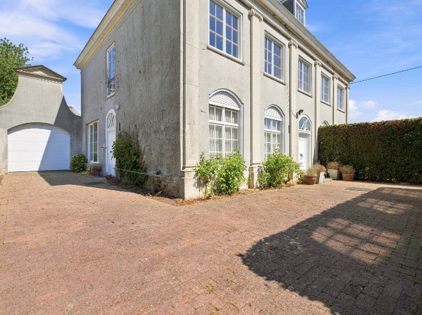 Karaktervolle villa met authentieke charme en riante leefruimtes.<br />
Deze voormalige dokterswoning straalt klasse en elegantie uit.<br />
De royale