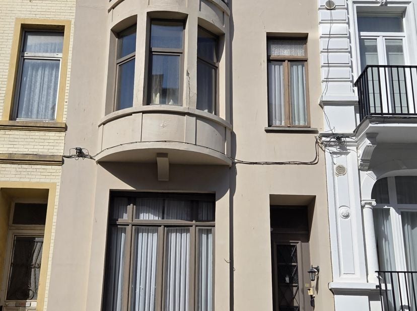 *** KIJKDAG OP AFSPRAAK OP MAANDAG 10 AUGUSTUS 2026 ***<br />
<br />
Gelegen in de Edmond Laponstraat, een rustige straat op wandelafstand van het bru