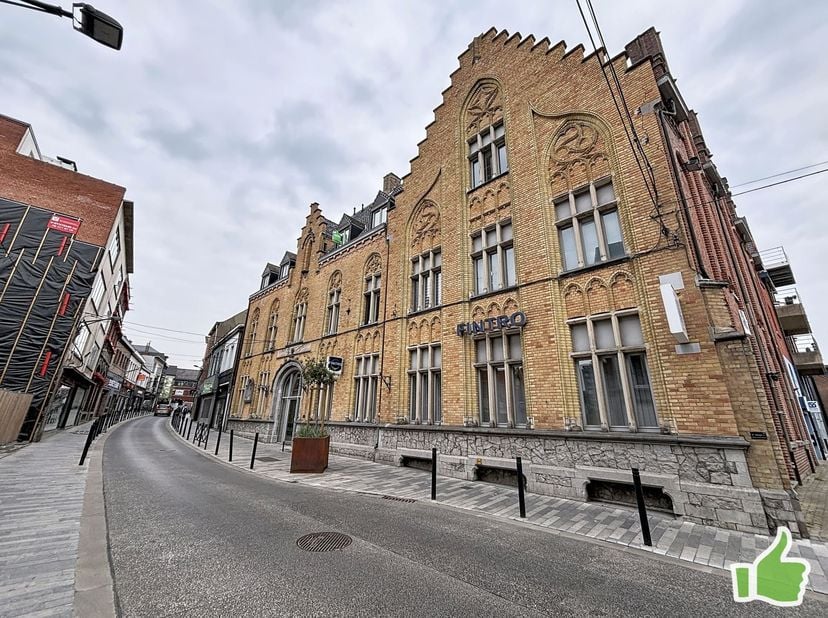 Appartement 2 chambres de 131 m2 situé en centre ville, dans une jolie résidence sécurisée avec ascenseur. Composé d'un hall avec vestiaire et wc, imm