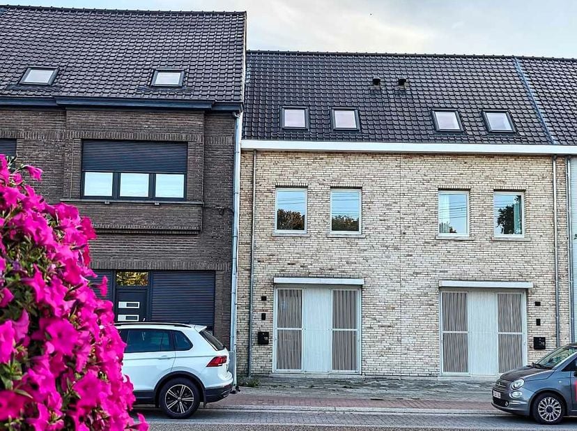 Deze prachtige nieuwbouw rijwoning in Wetteren biedt alles wat je zoekt in een ideale woning. Met een tuin, vier slaapkamers, twee badkamers en een en