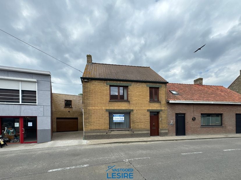 Deze woning is gelegen in het centrum van Vladslo (Diksmuide). Alle faciliteiten in de directe omgeving (winkels, scholen,...)&amp;nbsp;<br />
<br />
Geli