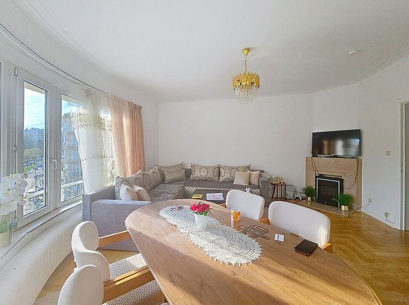 MOLENBEEK - Bel appartement 1 chambre de +/- 65m² situé dans un immeuble avec ascenseur et situé au 3 étage sur 4. Bien desservi par les transports en
