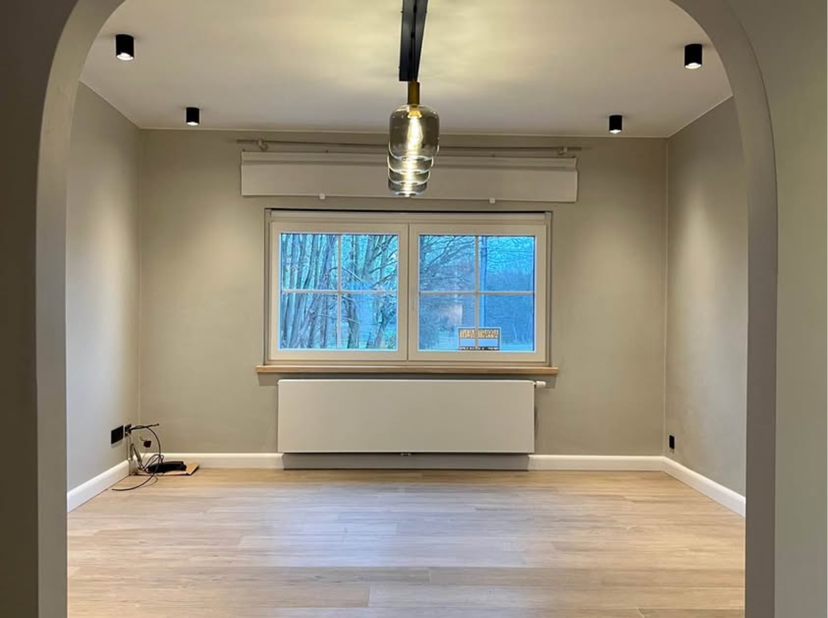 Het appartement is voorzien<br />
Van airco en kwalitatieve materialen.