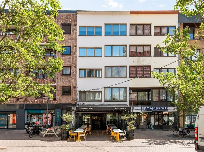 Centraal gelegen appartement met 4 slaapkamers in centrum Genk <br />
Dit ruime appartement bevindt zich op een uiterst gegeerde locatie in het centru