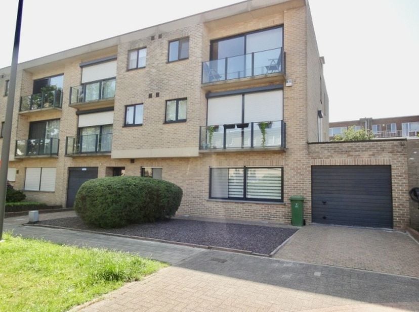 <br />
Zeer mooi afgewerkt appartement, 125m2 gelegen in rustig doodlopend deel van Zwarte Arendwijk Deurne op 5 minuten van Shopping Wijnegem, vlakbi