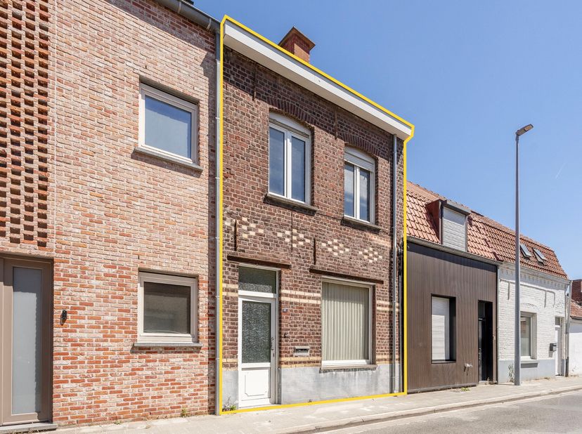 In het bruisende centrum van Tielt bevindt zich deze stadswoning met een bijzonder interessant ontwikkelingspotentieel. Het pand leent zich perfect vo