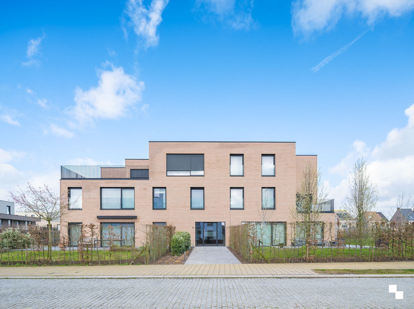 Dit luxueuze appartement bevindt zich op het gelijkvloers van Residentie Aramis. Het appartement beschikt over een bewoonbare oppervlakte van ca. 97 m