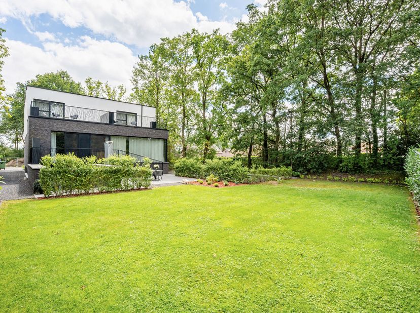 Deze prestigieuze en multifunctionele designvilla combineert vandaag een succesvolle uitbating als luxueuze B&amp;B en restaurant met een uitzonderlijke w
