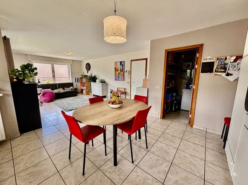 Dit verzorgde hoekappartement bevindt zich op de eerste verdieping van een kleinschalige residentie in Izegem. Dankzij de gunstige hoekligging geniet